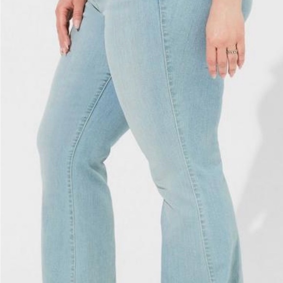 NWT Torrid Bombshell Flare Premium Stretch High-Rise Jean - Picture 3 of 9